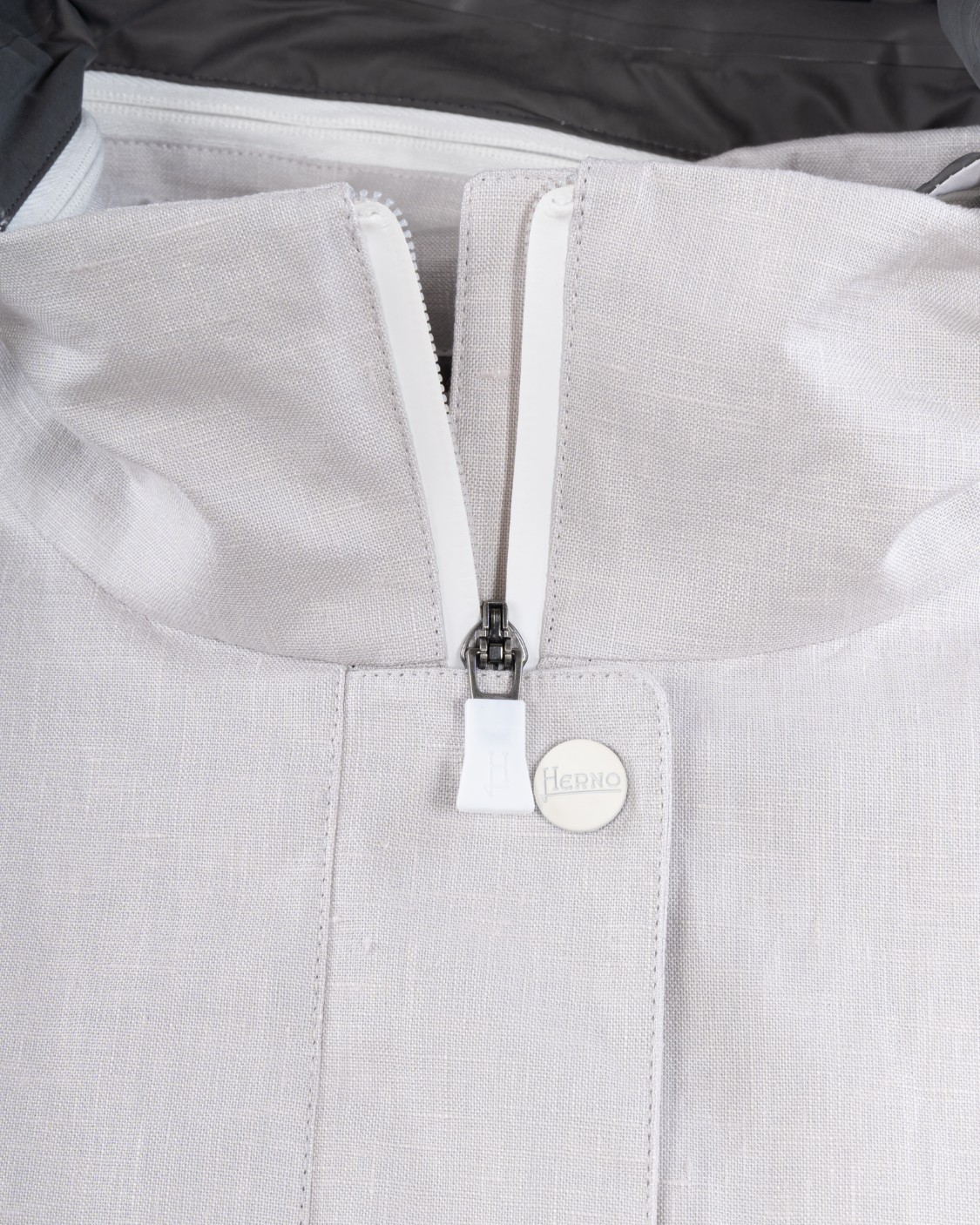 shop HERNO Saldi Giacca: Herno giacca A-shape in lino.
Cappuccio.
Maniche lunghe.
Doppia chiusura cpn zip e bottoni.
Tasche esterne con zip.
Vestibilità regolare.
Composizione: 100% Lino.
Fabbricato in Romania.. GI00053DL 17115-1250 number 431420